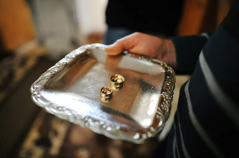 Gullsmykker i ulike karatverdier som viser fargeforskjellen mellom 585 og 750 gull