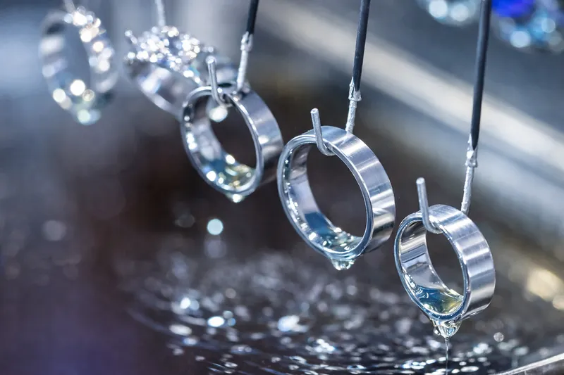 Hvitgullringer før og etter rhodinering som viser forskjellen i glans